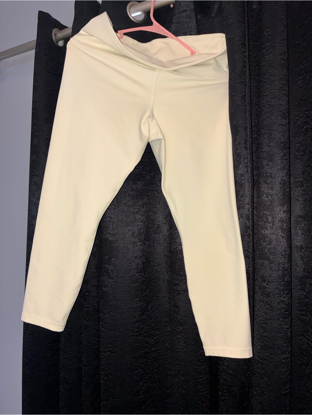 Athleta Women Capri leggings color pastel yellow size LARGE 7/8